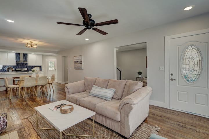Cool, Convenient, Updated Cottage- Fresh Reno! - Oklahoma City
