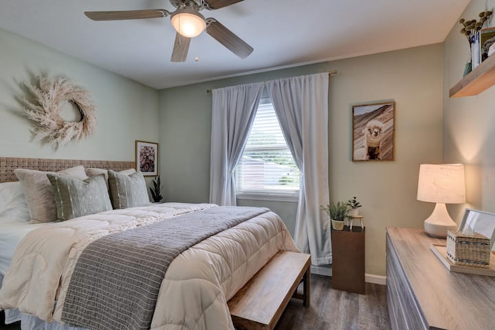 Actualización: la cómoda ahora está contra la pared que da a la ventana. Hay un escritorio y una silla debajo del retrato de llama. 