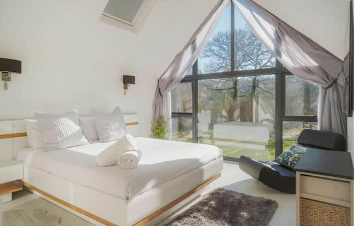 Hoofdslaapkamer met kingsize bed