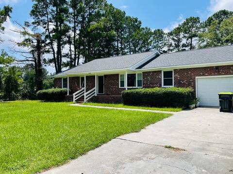 Spacious 3 BDR on 1.5 acres, near ILM Airport