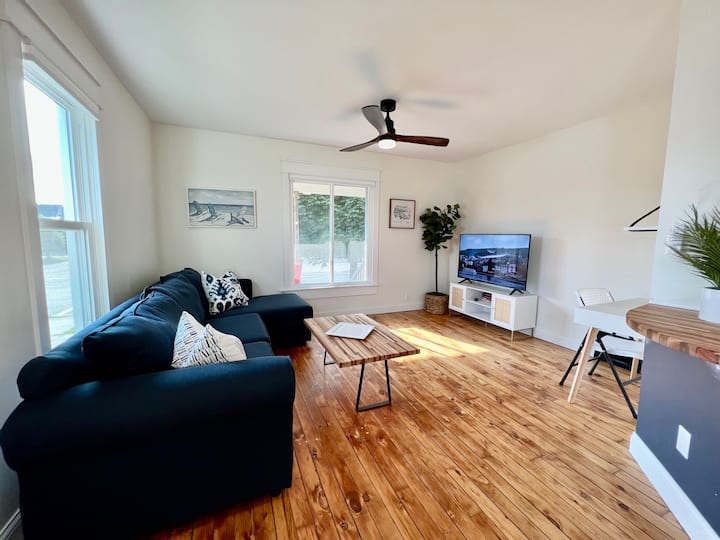 Downtown Grand Haven Stylish Retreat - Grand Haven, MI
