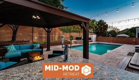 Mid Mod Retreat-5 bedrooms/Pool/Hot tub/Game Room