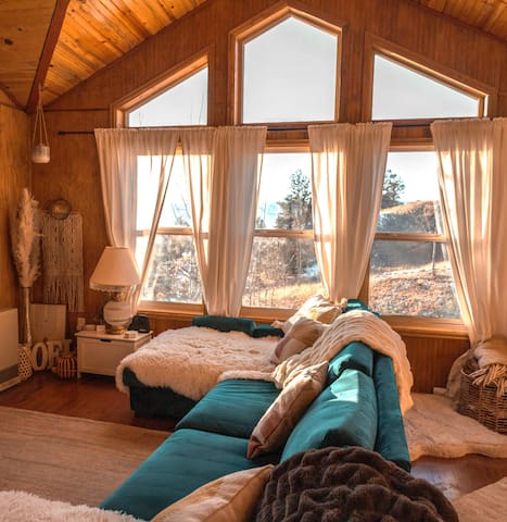 Breathtaking ViewsTwo Bedroom Cabin with Hot tub