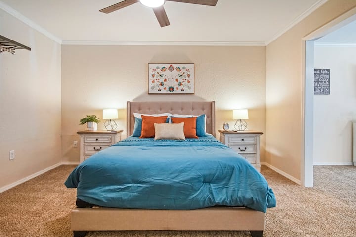 Dormitorio con mesita de noche doble y cama tamaño queen. ¡El dormitorio también incluye TV! La cama queen se puede ajustar electrónicamente para la cabeza o la sección de pies. La cama puede bajar y subir según tu preferencia. 