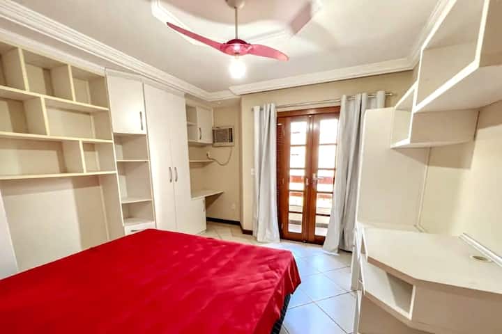 Red Room! (2ndAndar)
- 2 single beds
- Air conditioning, fan
- 2 Areas for home office
- Cabinets, drawers, shelves, mirror
- Balcony with a view 
- Blackout curtain