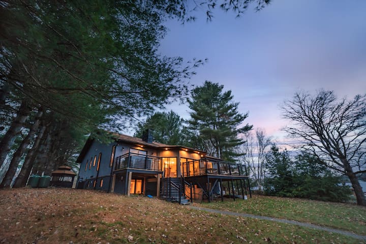 Muskoka Luxury Cottage * Hot Tub*