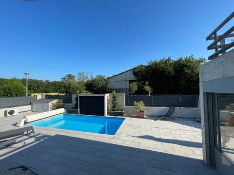 Lovely place with a pool and a hot tub