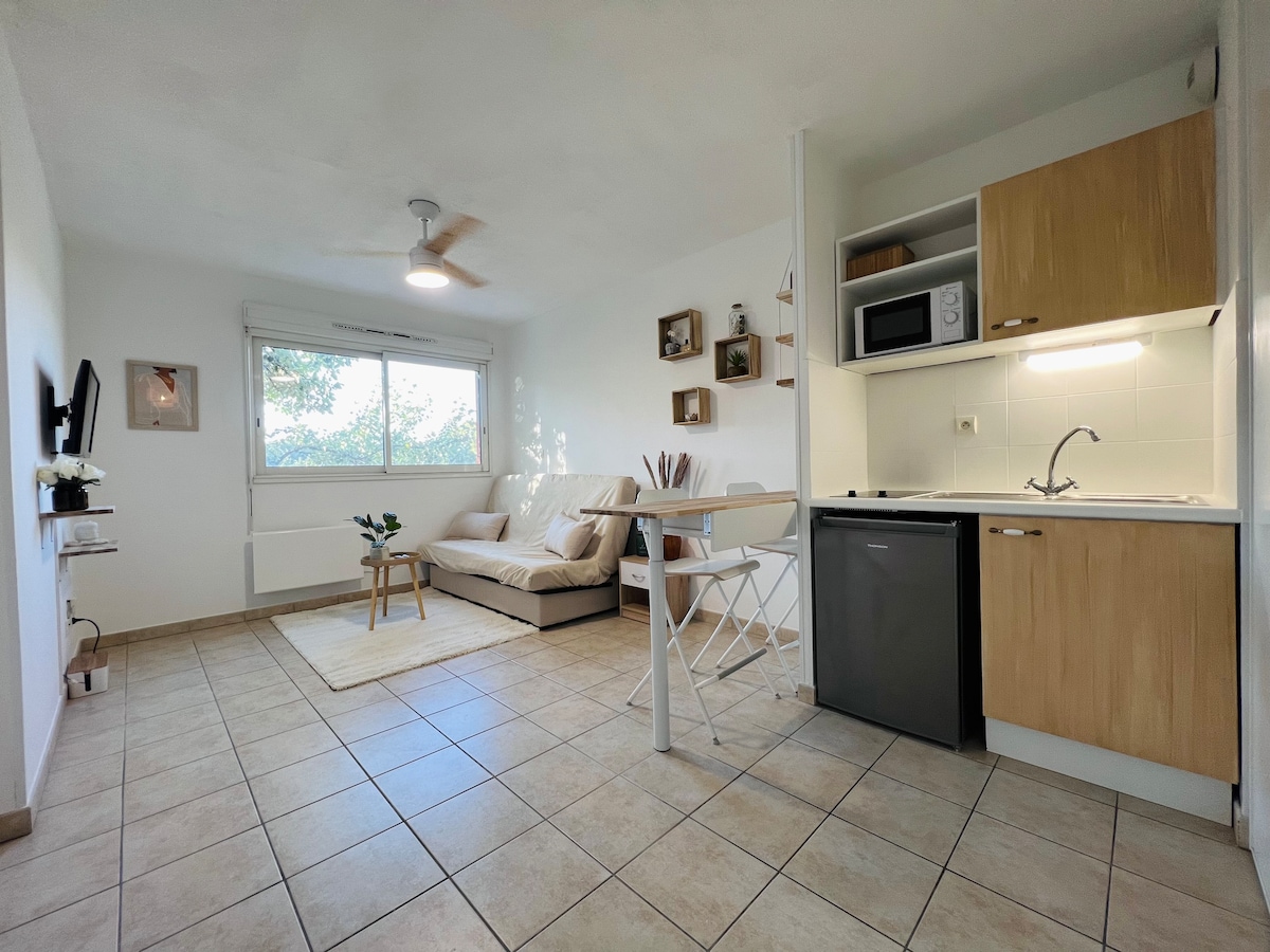 Popular Airbnb listing: Cozy studio between the beaches and Montpellier in Prés D'arènes