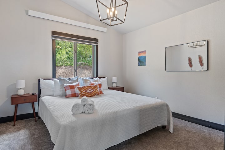 Dormitorio 4: Relájate cómodamente con una amplia cama tamaño king, perfecta para una noche de sueño reparador.