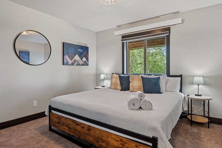 Habitación 3: Cama King, Smart TV de 42 pulgadas, mesita de noche con luz, espejo