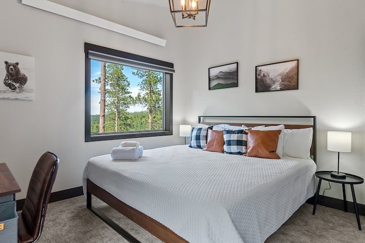 Dormitorio 1: Amplia habitación con una cómoda cama tamaño king, un televisor inteligente de 42 pulgadas para su entretenimiento y un área de escritorio dedicada, perfecta para trabajar o planificar sus aventuras.