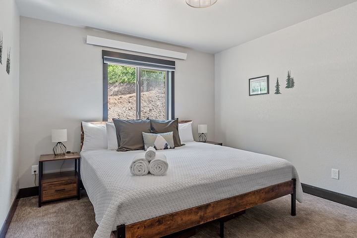 Dormitorio 2: cama tamaño king, TV inteligente de 42 pulgadas, sábanas/toallas de primera calidad.