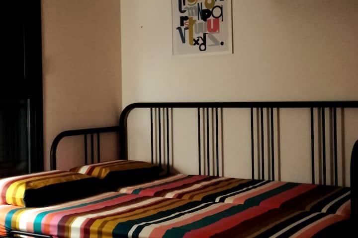 Dnevni boravak: novi kauč za dodatnu udobnost pretvara se u krevet veličine 200 x 60 cm.
