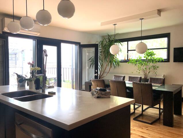 Big house for 7 (15 min. to downtown) gallery image 4