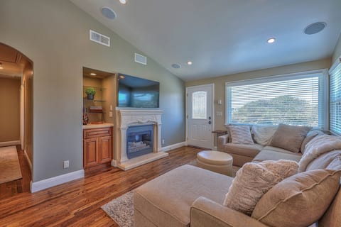 Monterey Bay Cozy Charmer 3 Beds with Outdoor TV