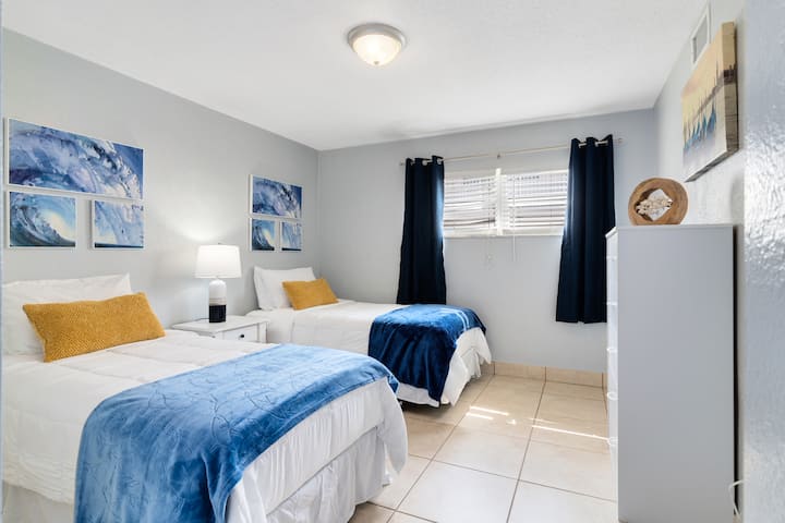 Нашите 2 единични легла с мемори пяна са идеални за 2 - ма допълнителни гости или за вашите деца!
