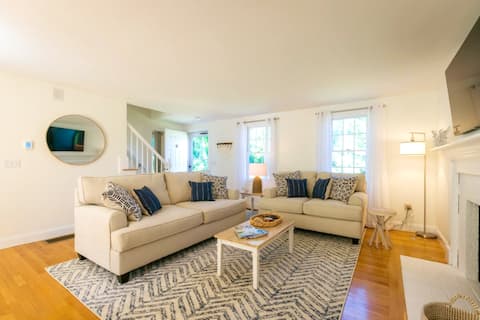 Top Airbnb: Private Beach! New 2026 Spa Bath + Linens Included in East Sandwich