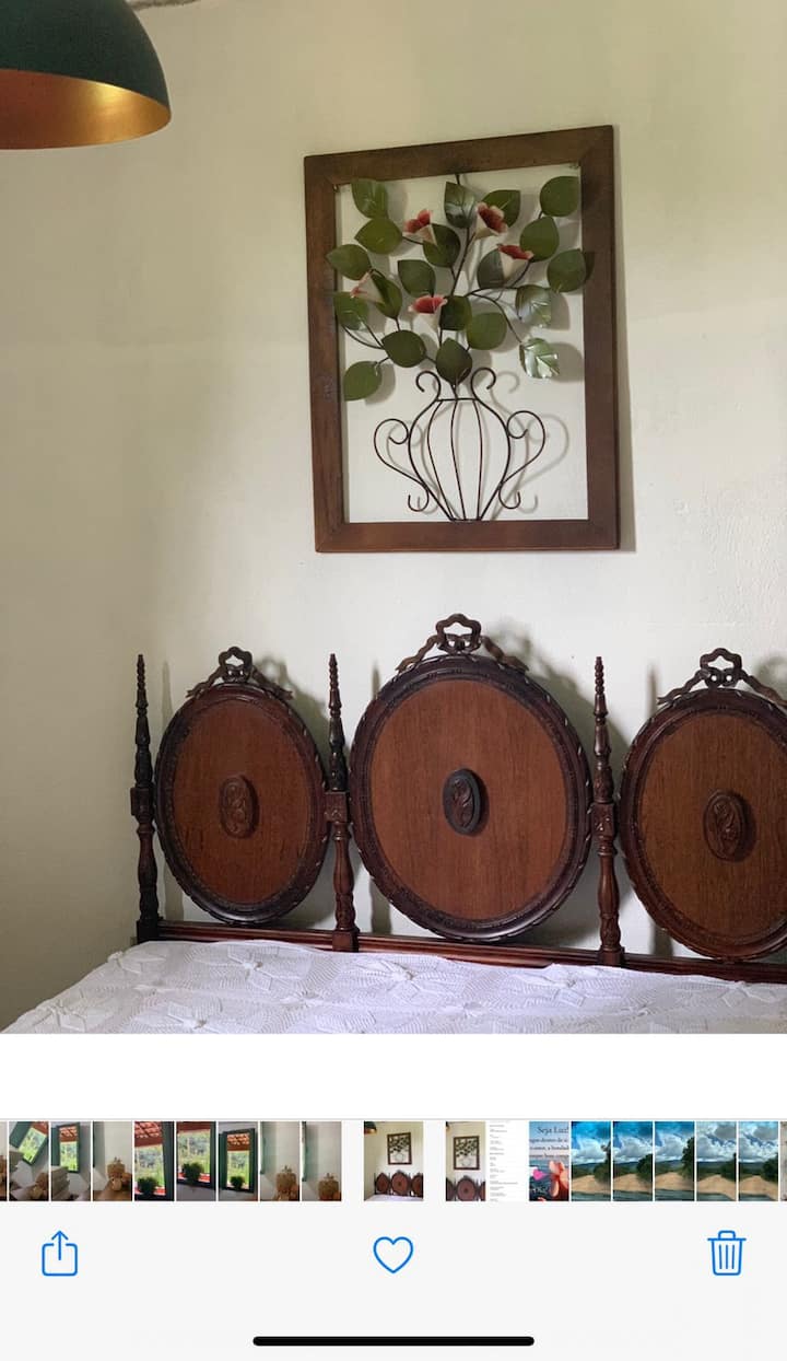 Chambre avec lit rétro.