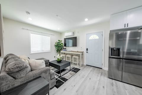 10 mi. to DTLA Cozy 2bd,btw Disneyland & Hollywood