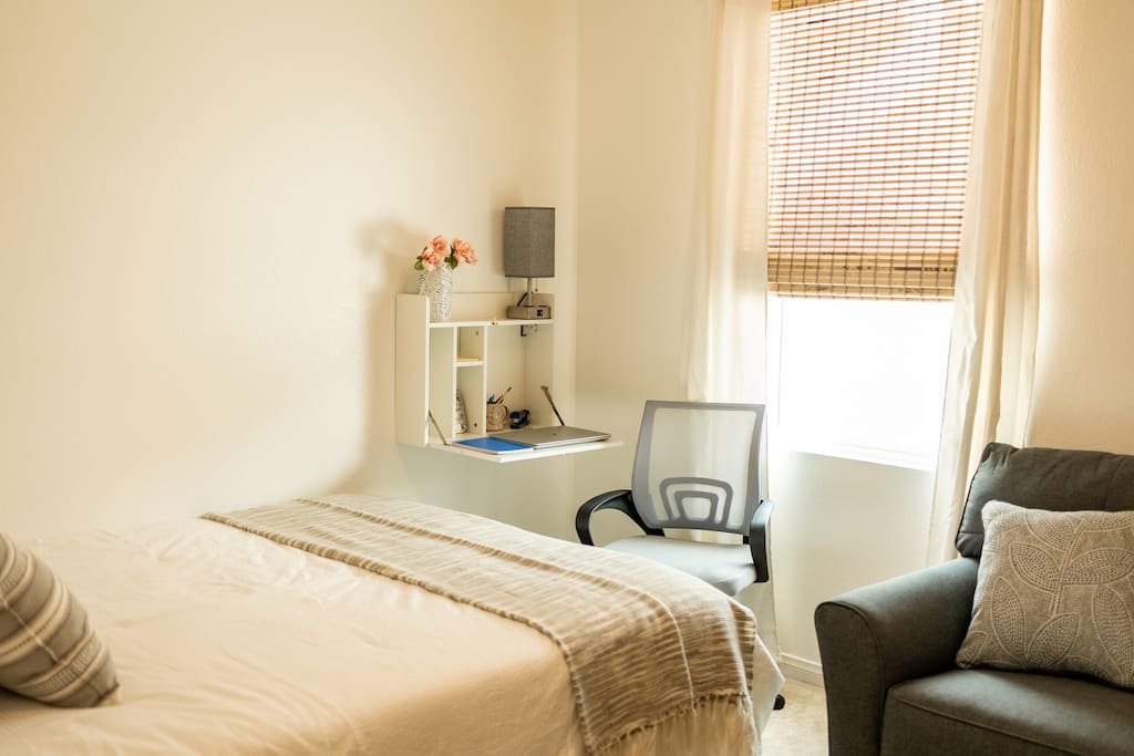 Comfortable Private Studio Near DT w/ Washer&Dryer