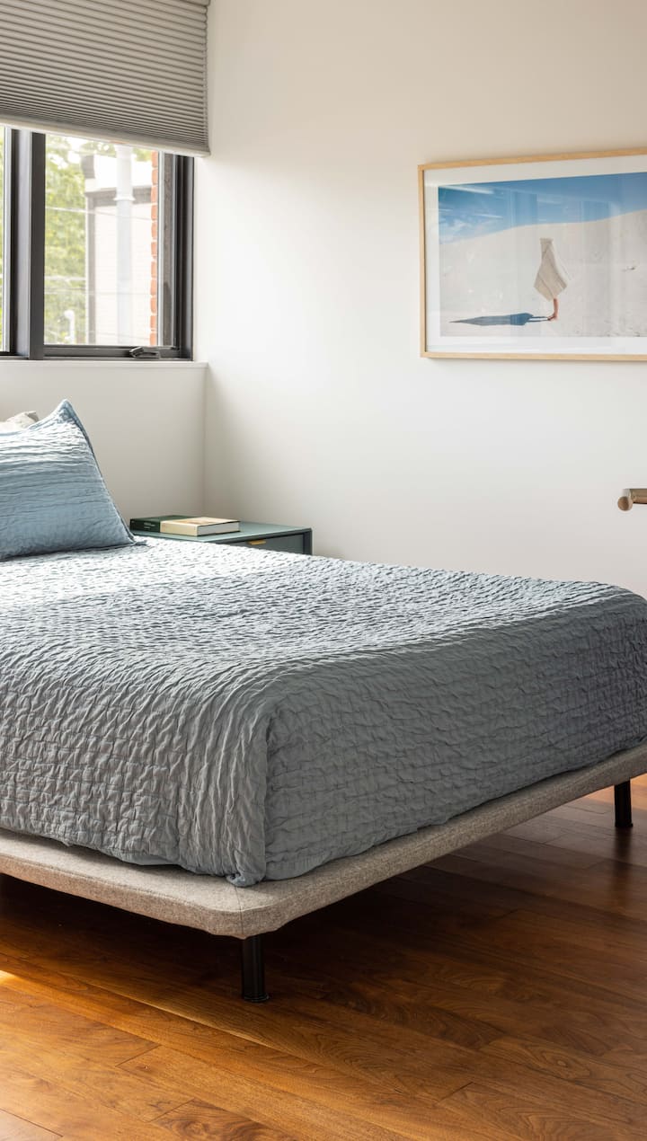 Augšstāva viesu guļamistaba, ko piedāvā Blu Dot