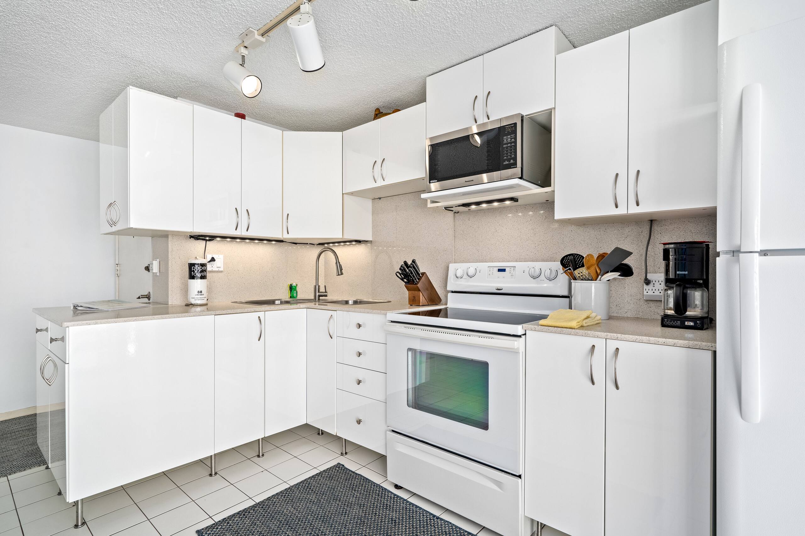 TWP 505 Spacious 1 bedroom condo w/full Kitchen - Image 6