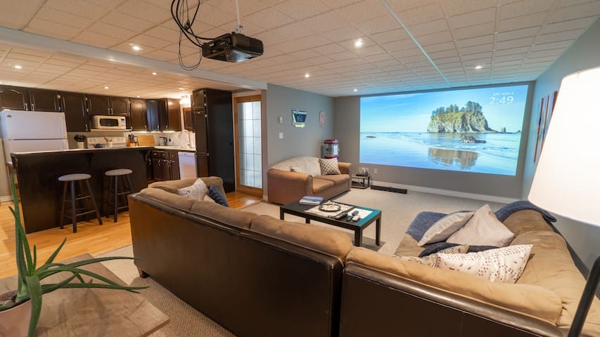 Charming Beachfront Apt w/Home Cinema & Coffee Bar