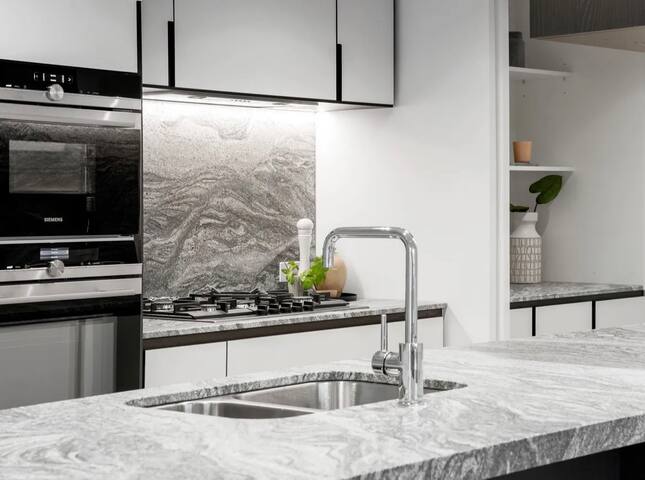 Resort Living 3B2B Apt Balcony Pool & Gym gallery image 5