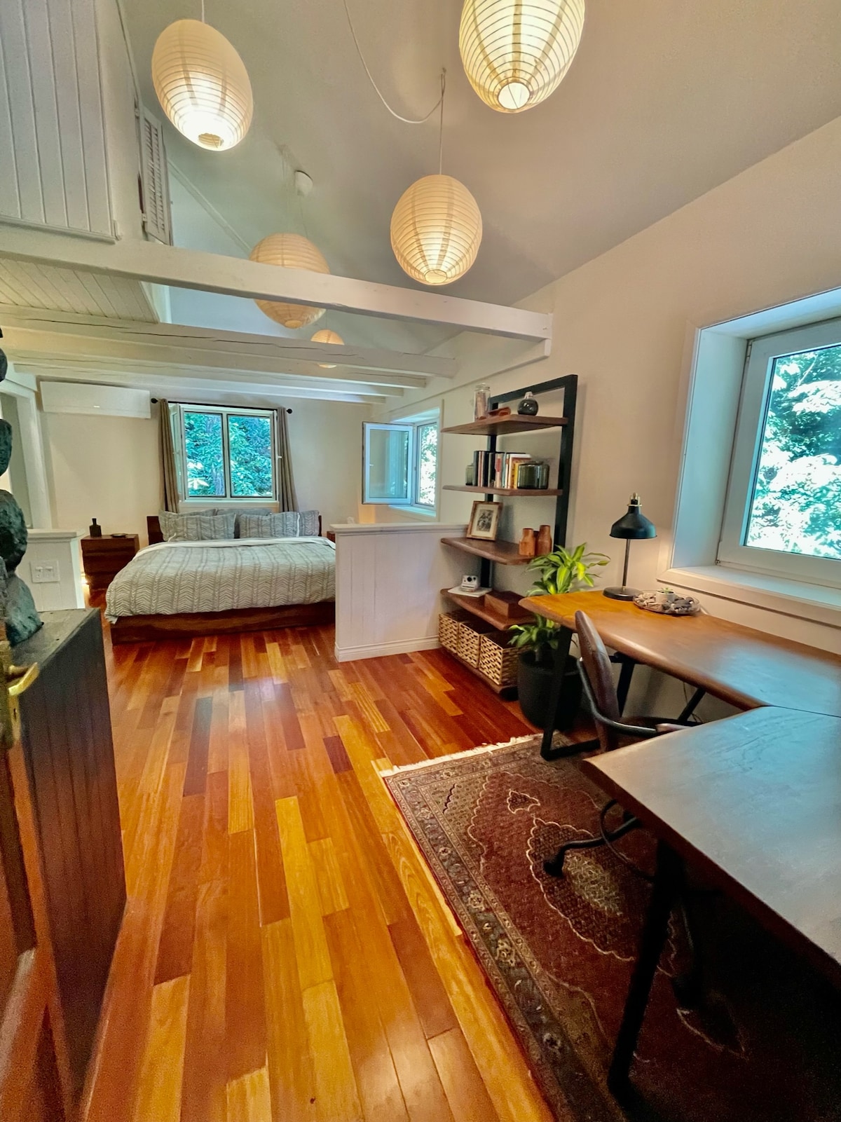 2号卧室配备豪华加大双人床、加利福尼亚壁橱、空调和暖气、配备29英寸显示器的办公室和直达卫生间。