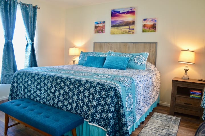 El dormitorio principal tiene una cama tamaño king, lámparas de cama con puertos USB para cargar y un televisor con palo de fuego.  Hay canales de televisión gratuitos y películas disponibles.