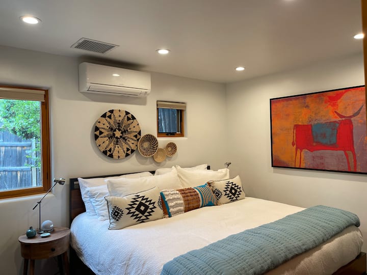 Chumba cha kulala cha Quaint kilicho na kitanda kizuri cha sponji cha sponji na makabati mawili yaliyojengwa kwa droo kwa ajili ya uhifadhi mwingi.  Tenganisha sehemu ya kuishi na mlango wa ghalani kwa ajili ya faragha.  Mini kupasuliwa kiyoyozi na Samsung Frame Tv mpya