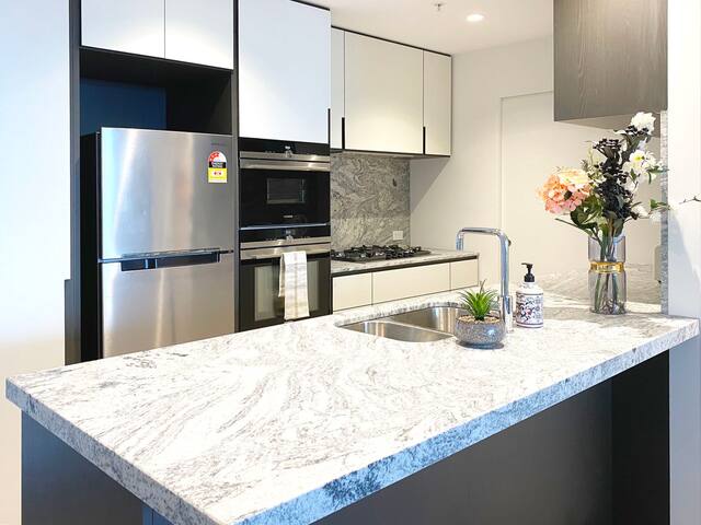 FREE Parking Spacious 3B2B apt CBD with gallery image 4