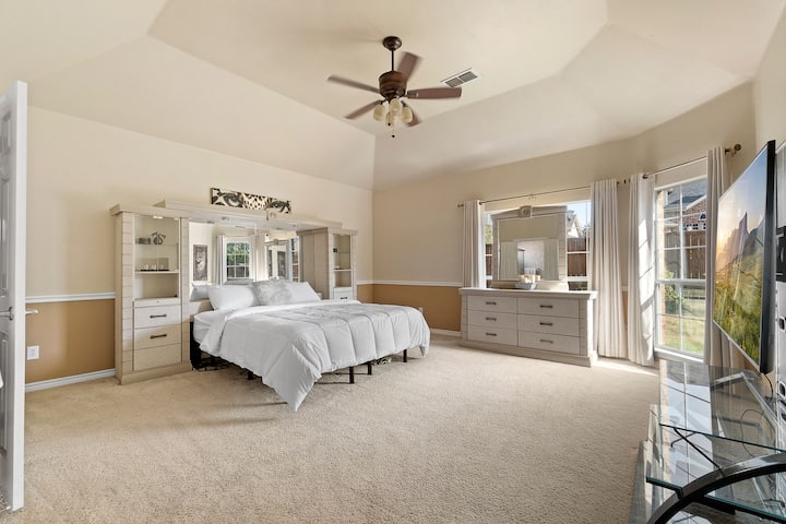 Glavna spavaća soba s BRAČNIM KREVETOM, kupaonica u stilu apartmana, iznimno veliki ormar i pametni TV. 