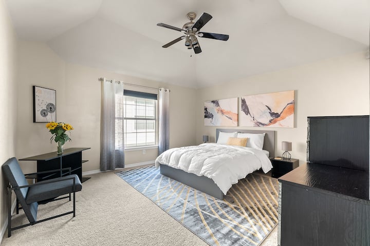 Prva spavaća soba na katu, s ormarom i pripadajućom kupaonicom. Bračni krevet (160x200).