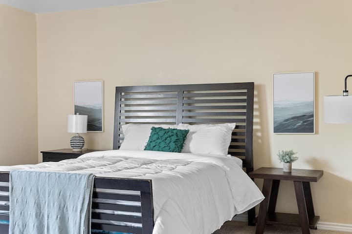 Druga spavaća soba na katu s velikim ormarom i pripadajućom kupaonicom. Bračni krevet (160x200).