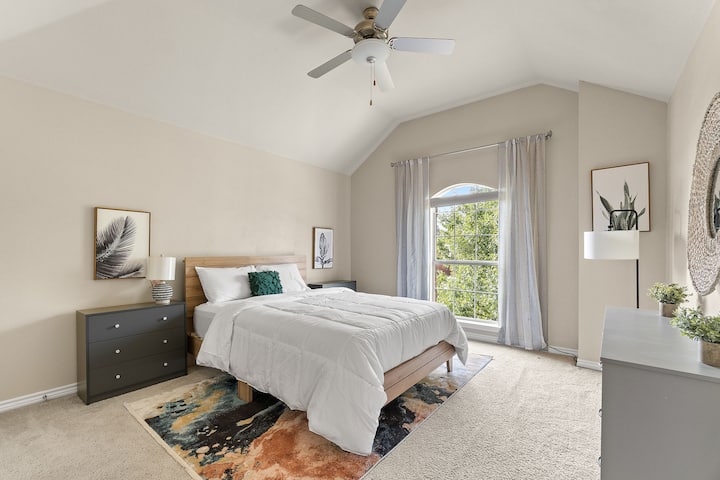 Treća spavaća soba na katu s velikim ormarom. Bračni krevet (160x200).