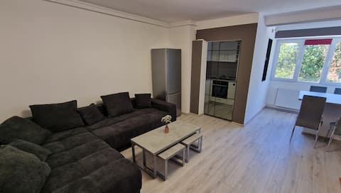 Lovely studio flat near to the County Hospital.