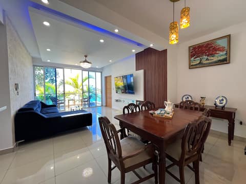 Luxurious 2min Beach Apt: Pool, BBQ & City Center