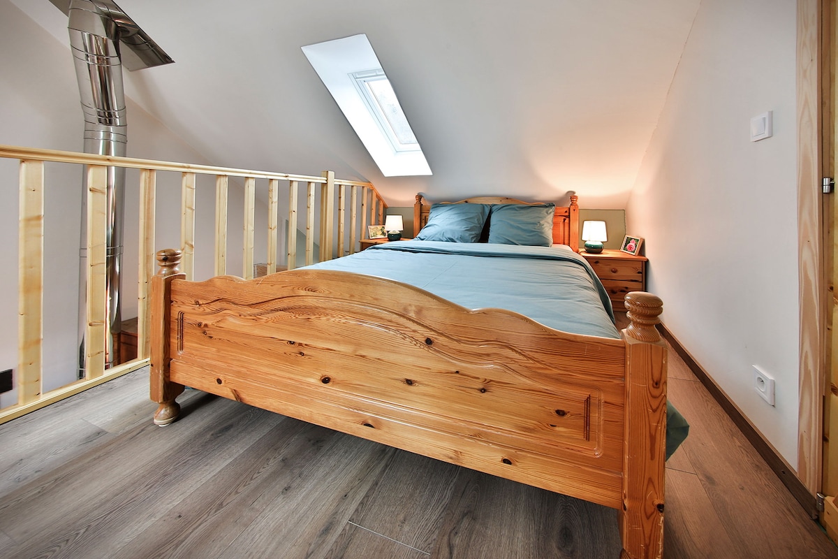 Espace chambre sur la mezzanine, avec un lit double 140x190cm.  