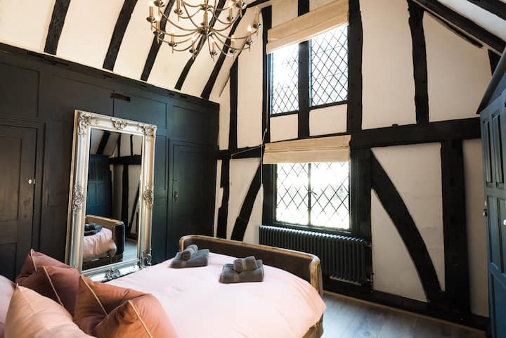 Master bedroom with direct views onto St. Mary’s Church