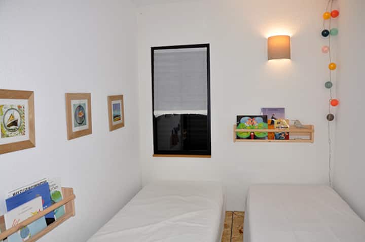 Ნომერი 2 ერთადგილიანი ან 1 ორადგილიანი საწოლით (140x190)