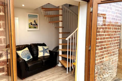 Popular Airbnb listing: 1 bedroom Annexe by the beach in Winterton On Sea