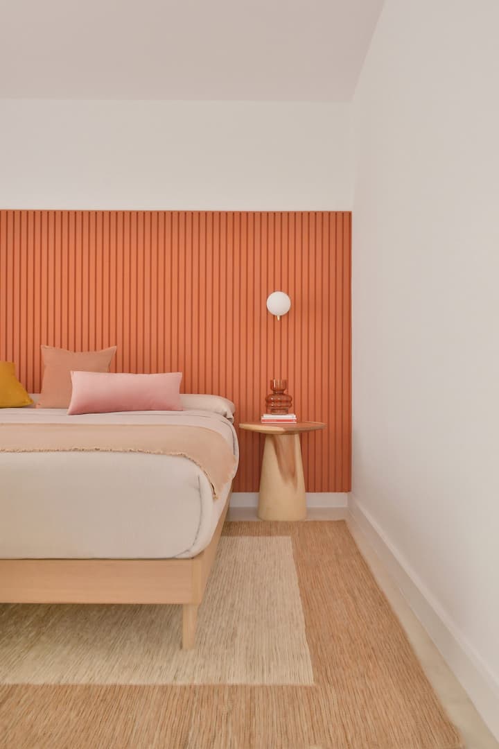 Inspiración volcánica: diseño contemporáneo y confort absoluto en todas las habitaciones. Dormitorio doble con acceso a un pequeño balcón.