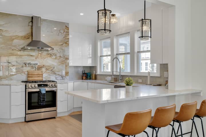 Large Luxurious High-tech Single Family - 몰든