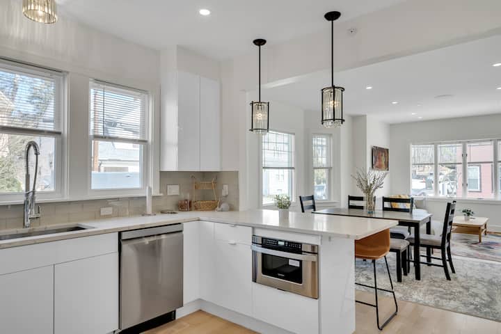 Large Luxurious High-Tech Single Family