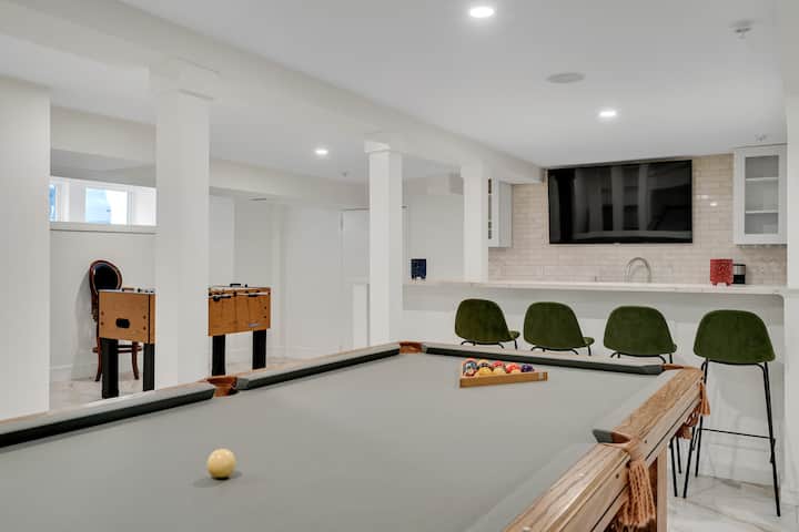 Large Luxurious High-Tech Single Family