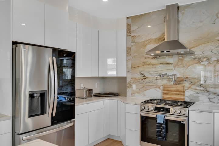 Large Luxurious High-Tech Single Family