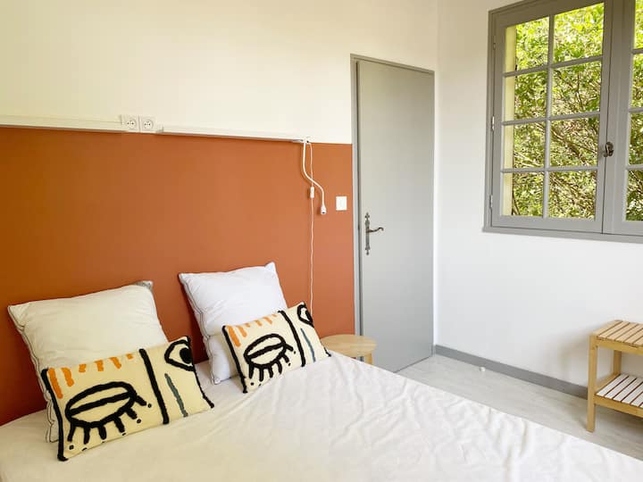 楼上配备双人床的卧室