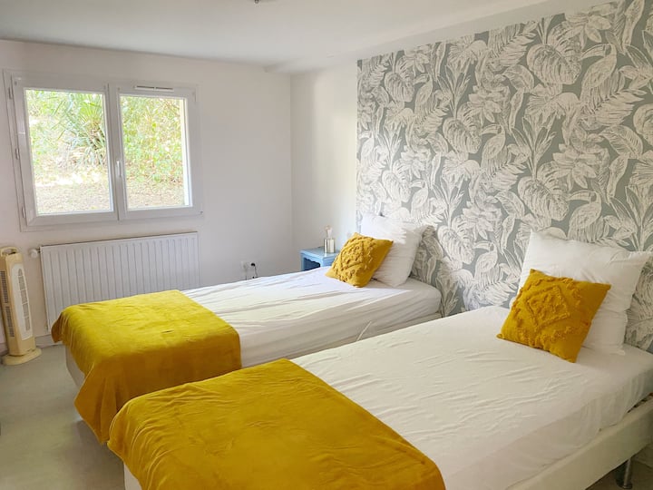 带2张1米宽双人床的卧室