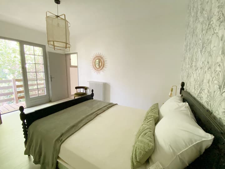 带阳台双人床的卧室